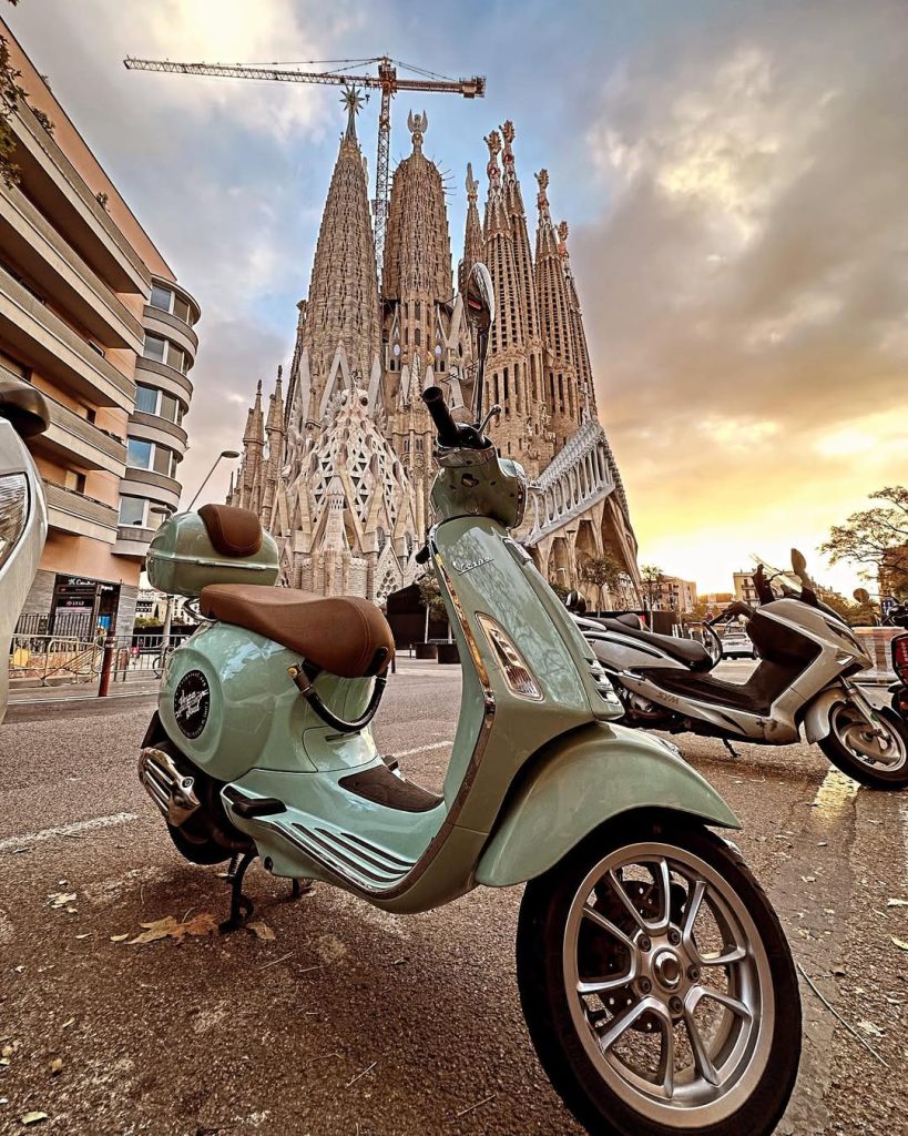 Scooter Vespa frente a la Sagrada Familia. Rent a Scooter Barcelona Vespa Soul